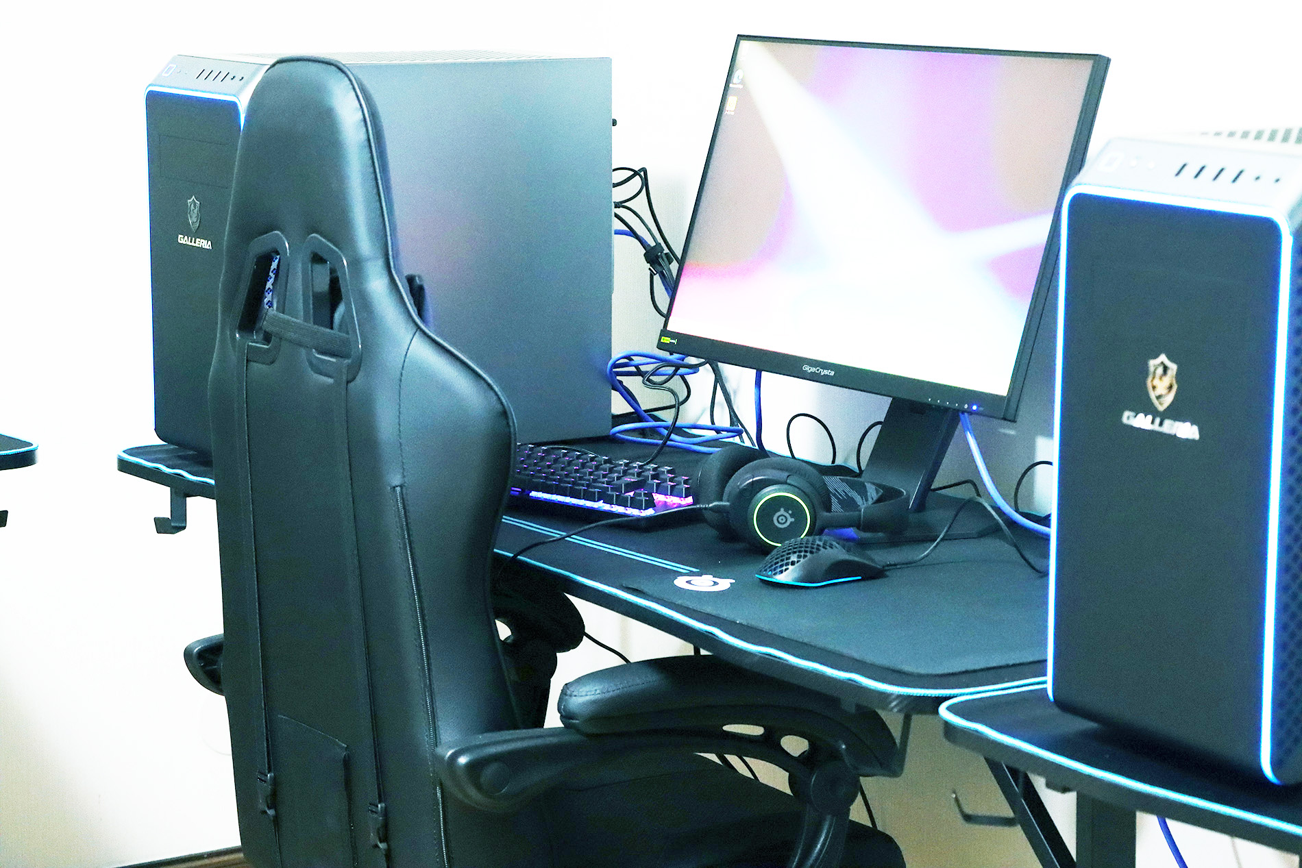 ゲーミングPCとデスクと椅子、周辺機器の写真