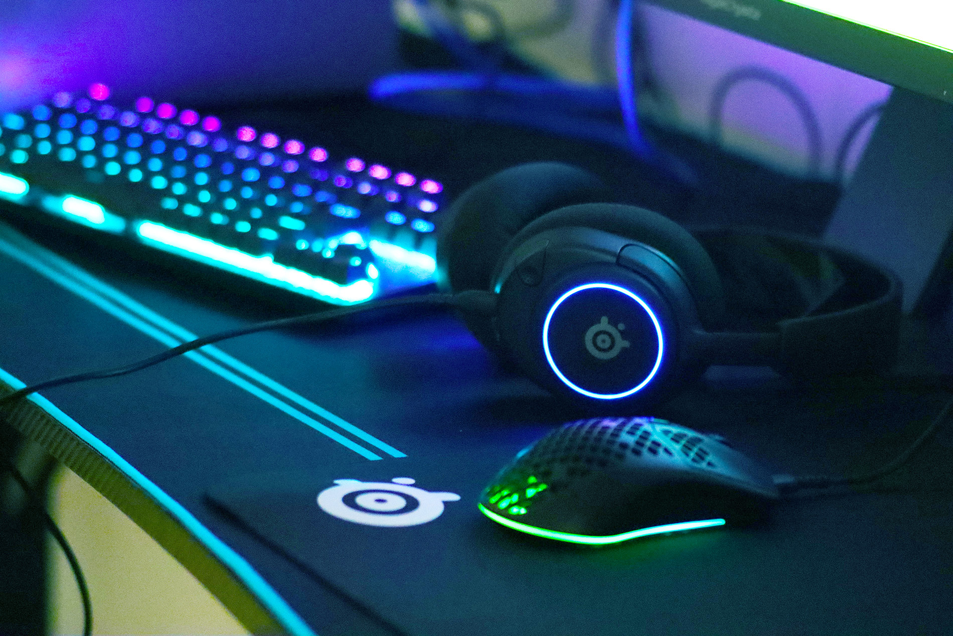 ゲーミングマウスとヘッドホンの写真